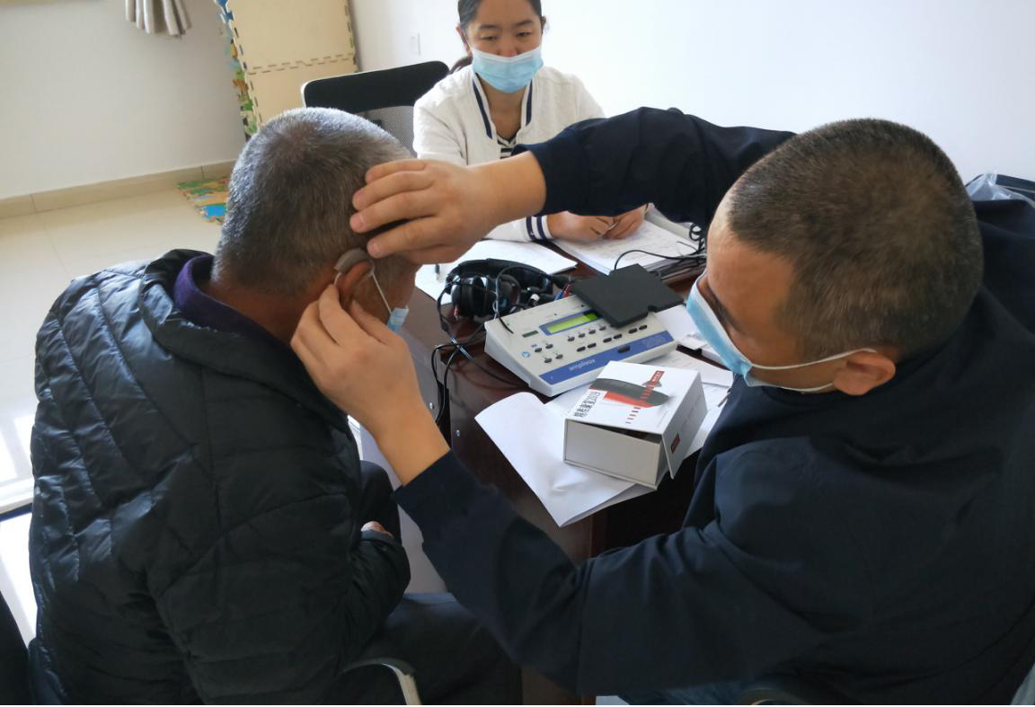 塔城市残联为听力障碍残疾人免费安装助听器.png 塔城市残联为听力障碍残疾人免费安装助听器.png