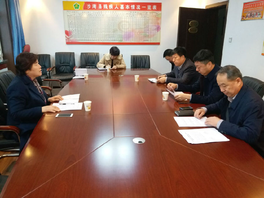 图为许宁伟同志到沙湾县调研“两项补贴”发放情况