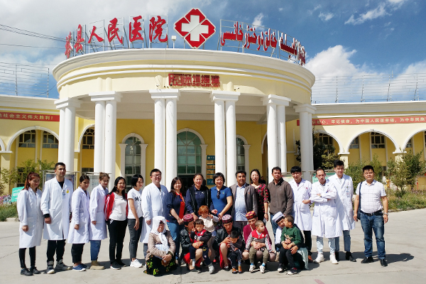 1图为在塔县人民医院合影.jpg