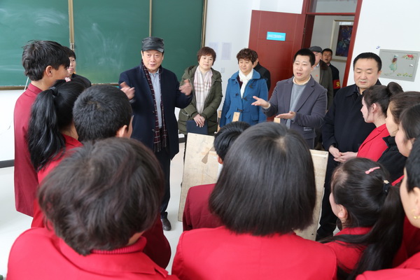 自治区残联党组书记理事长周俊林与残疾学生亲切交谈.jpg