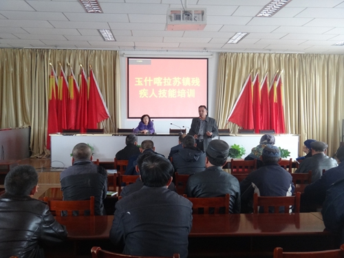 图为讲师在玉什喀拉苏镇为残疾人讲课.JPG