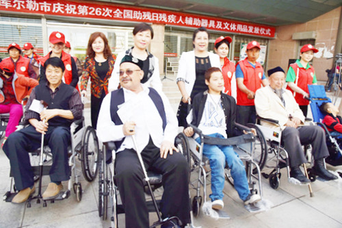 辅助器具免费发放温暖梨城600余名残疾人3_副本.jpg