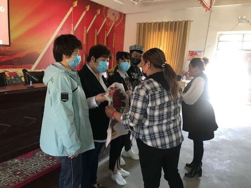 中心党员代表接受村民代表回赠礼物.jpg 中心党员代表接受村民代表回赠礼物.jpg