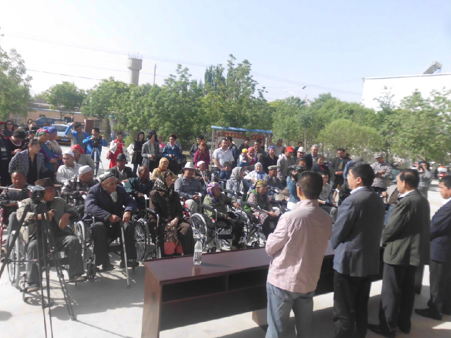 图为4月22日尉犁县残联为残疾人集中发放100多辆轮椅图为发放仪式