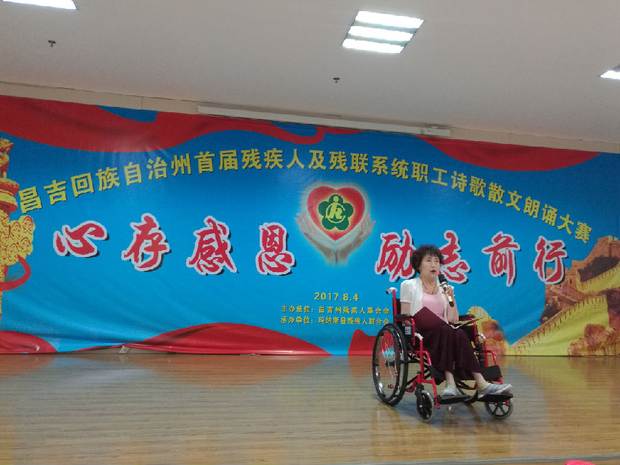 奇台县残疾人魏志丽在朗诵自创散文《不要自卑》.jpg