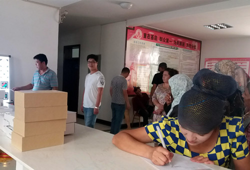 巴州残联在若羌、且末开展低视力配镜及助视器验配活动3.jpg