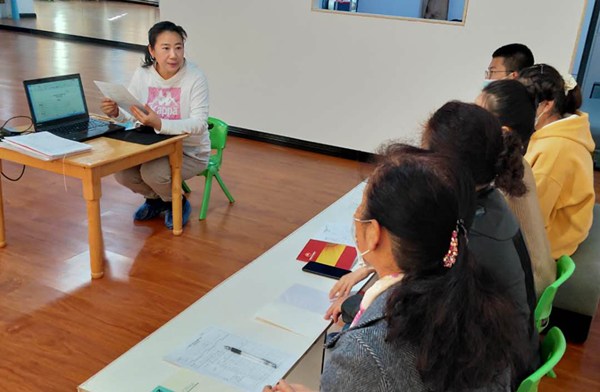 自治区康复中心毛月健老师在塔城地区向阳花特殊儿童康复中心教师上课.jpg 自治区康复中心毛月健老师在塔城地区向阳花特殊儿童康复中心教师上课.jpg