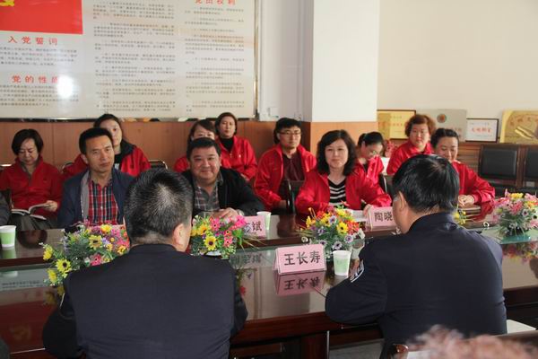 自治区监狱管理局党支部与康复中心全体党员正在进行主题党日座谈会.jpg