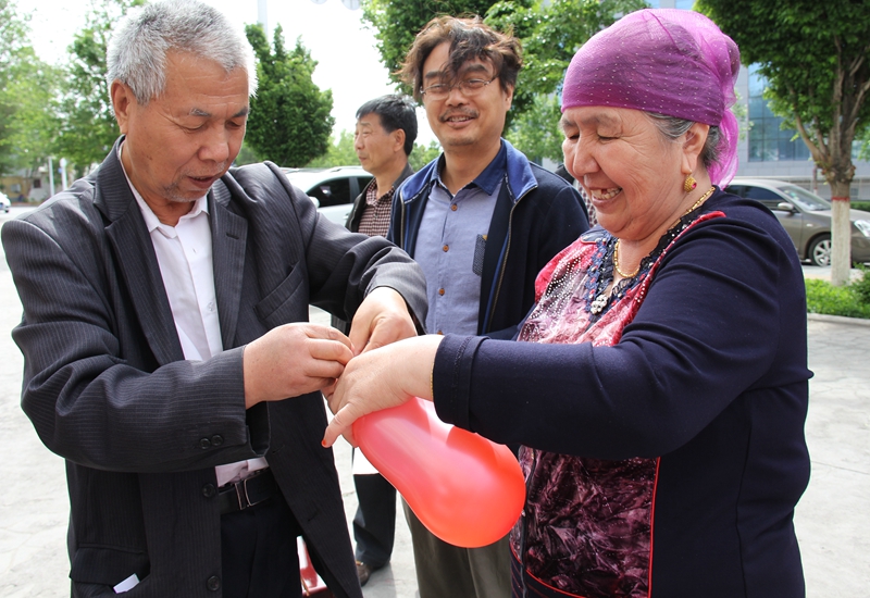 .图为吹、绑、坐气球活动