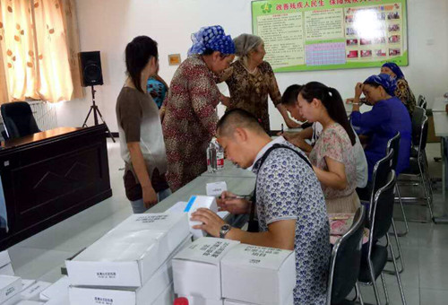 巴州残联在若羌、且末开展低视力配镜及助视器验配活动2.jpg