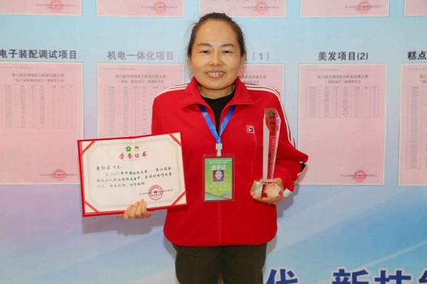刺绣项目第四名获得者唐钰芸.jpg